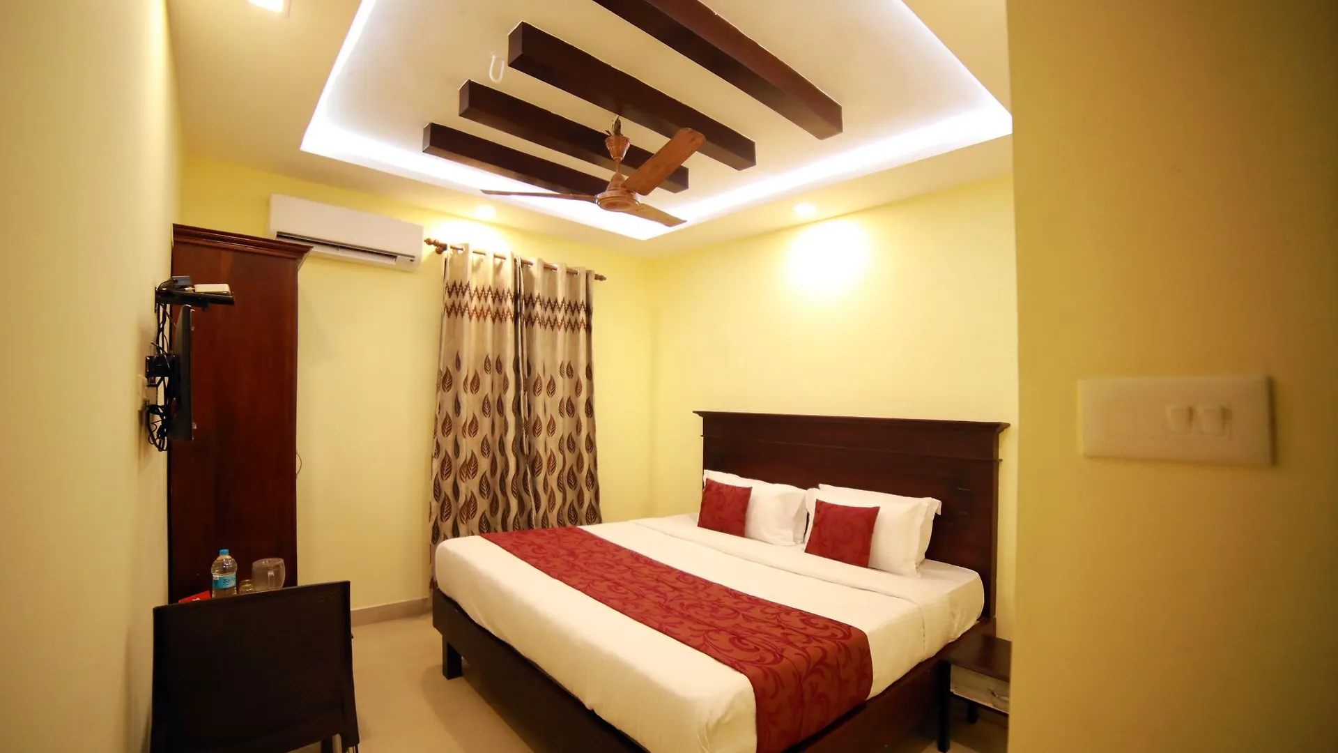Hotel Oyo 8214 Malabar Plaza Residency 1 Kochi 3*,